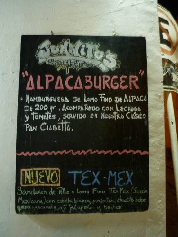 Restaurante anuncia carne de alpaca, no bairro de San Blas, em Cusco, no Peru